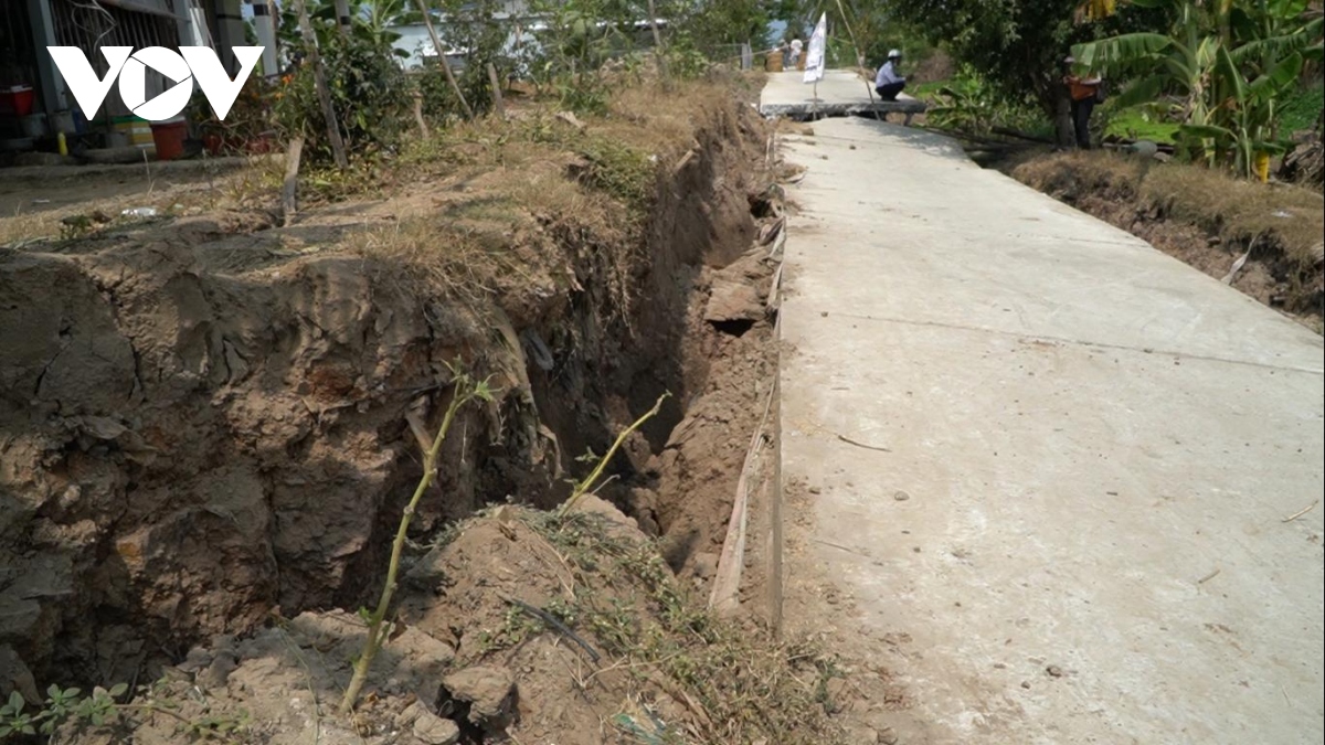 cau, duong o vung dem thuoc tinh kien giang bi sat lo, ran nut do kho han hinh anh 3