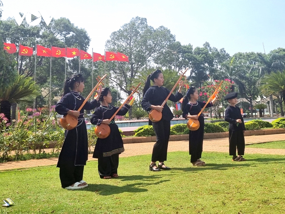 truyen lua de hat then, dan tinh vang mai tren cao nguyen hinh anh 6