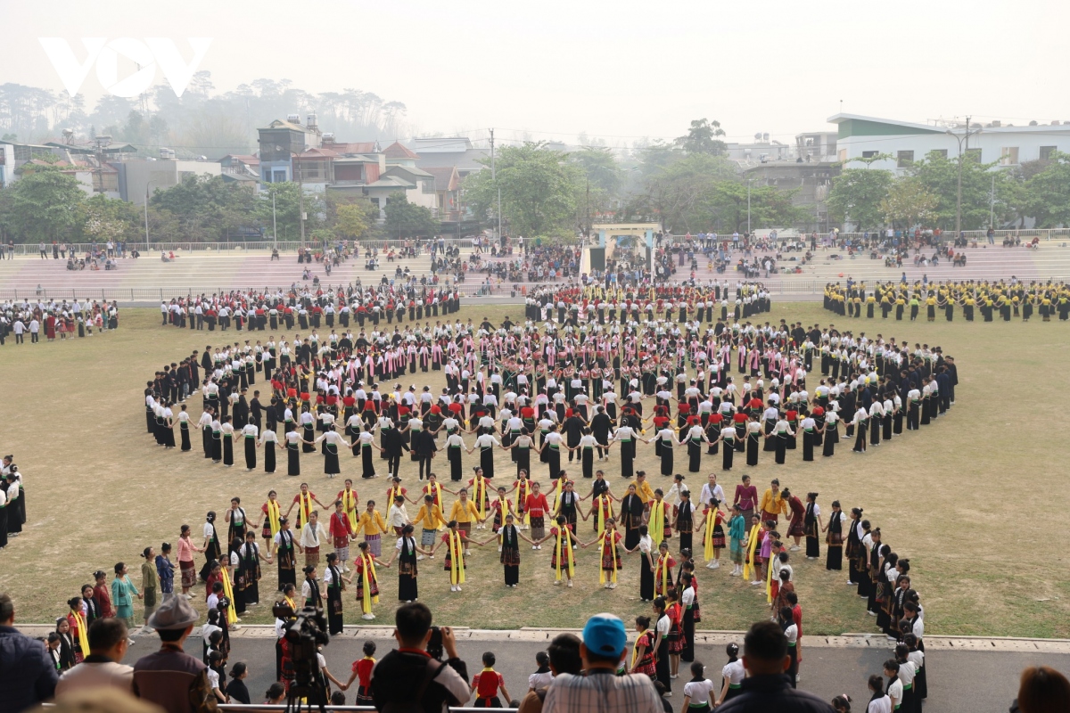 hon 2.000 nguoi tham gia man dai xoe o Dien bien hinh anh 1