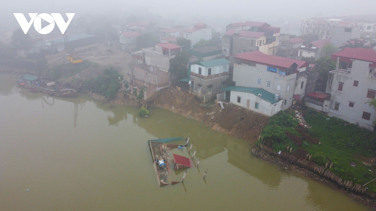  chung kien ngoi nha chim dan xuong song cau, toi chi biet om mat khoc hinh anh 2