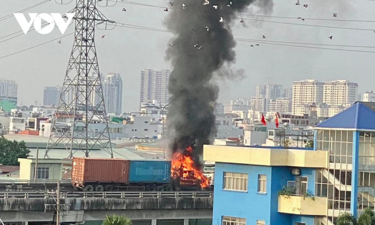 Đang lưu thông, xe container cháy ngùn ngụt trên cầu Phú Mỹ