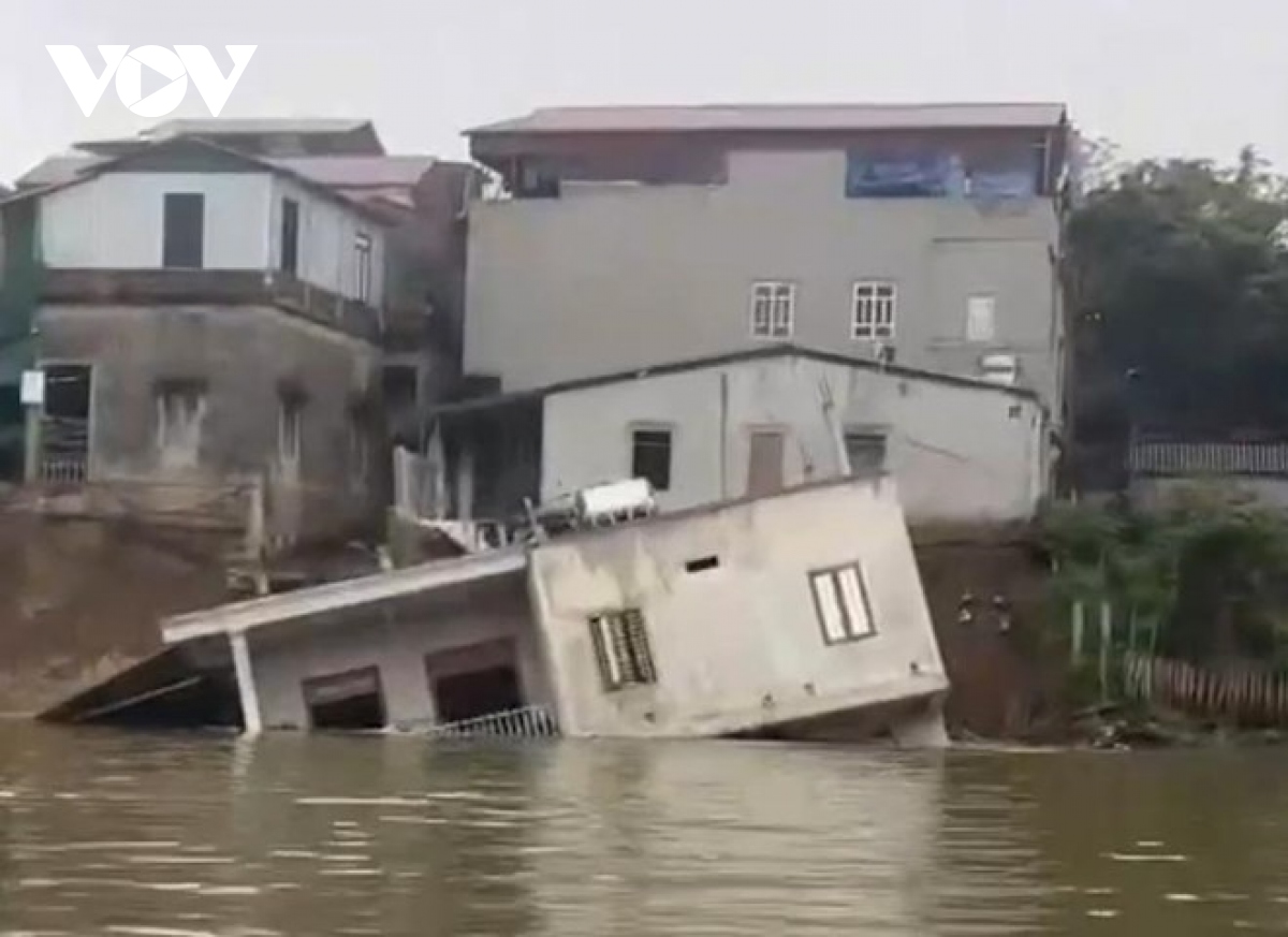 Sạt lở sông Cầu ở Bắc Ninh, người dân bất lực nhìn căn nhà bị "nuốt chửng"