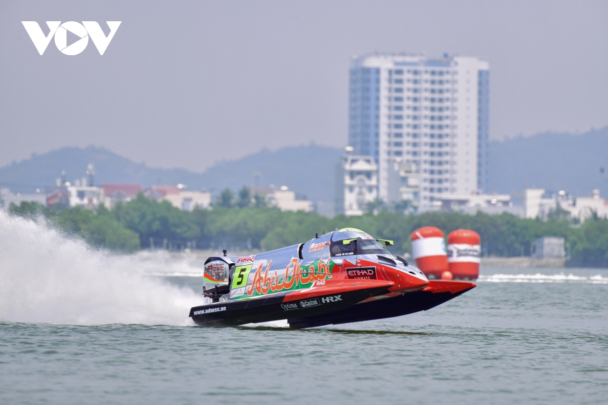 Khán giả Quy Nhơn thích thú với thuyền máy F1H20 tốc độ 250 km/h