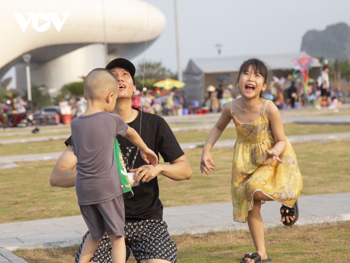 nhon nhip le hoi tha dieu ben bo vinh ha long dip nghi le hinh anh 8