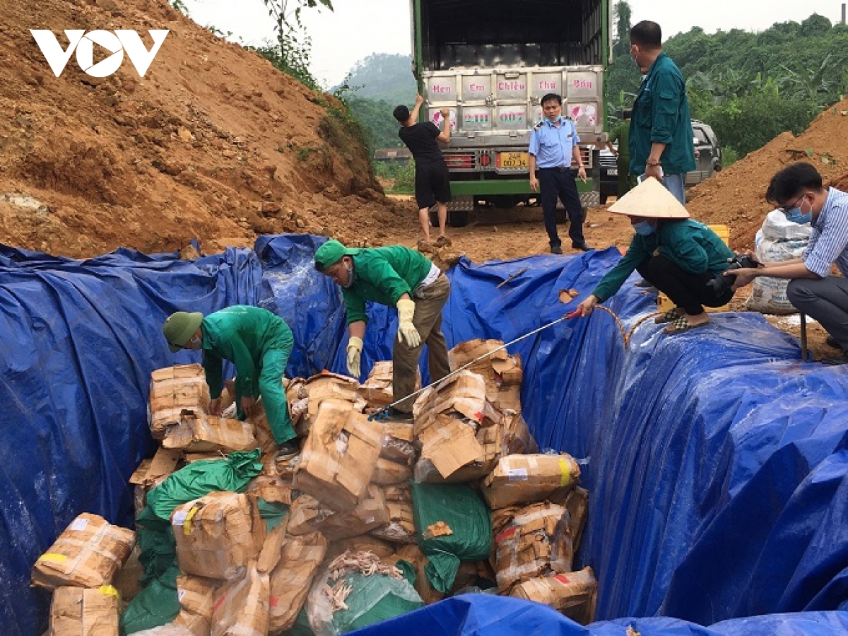 Yên Bái tiêu hủy gần 7 tấn chân gà đông lạnh