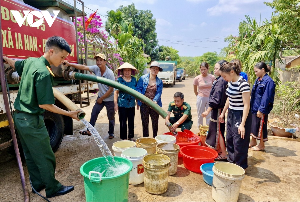 Những hình ảnh đẹp bộ đội chở nước sinh hoạt đến người dân biên giới Gia Lai