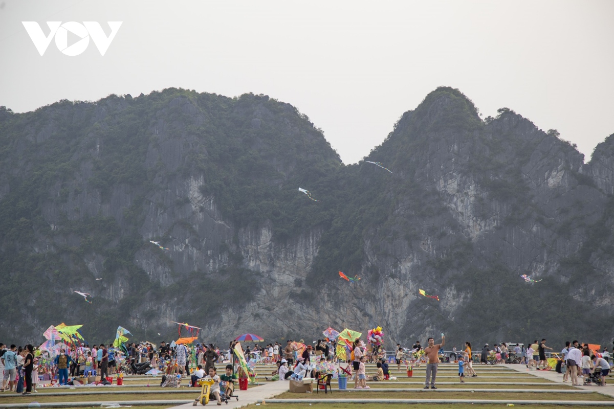 nhon nhip le hoi tha dieu ben bo vinh ha long dip nghi le hinh anh 4