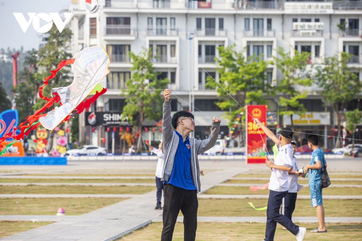 nhon nhip le hoi tha dieu ben bo vinh ha long dip nghi le hinh anh 7