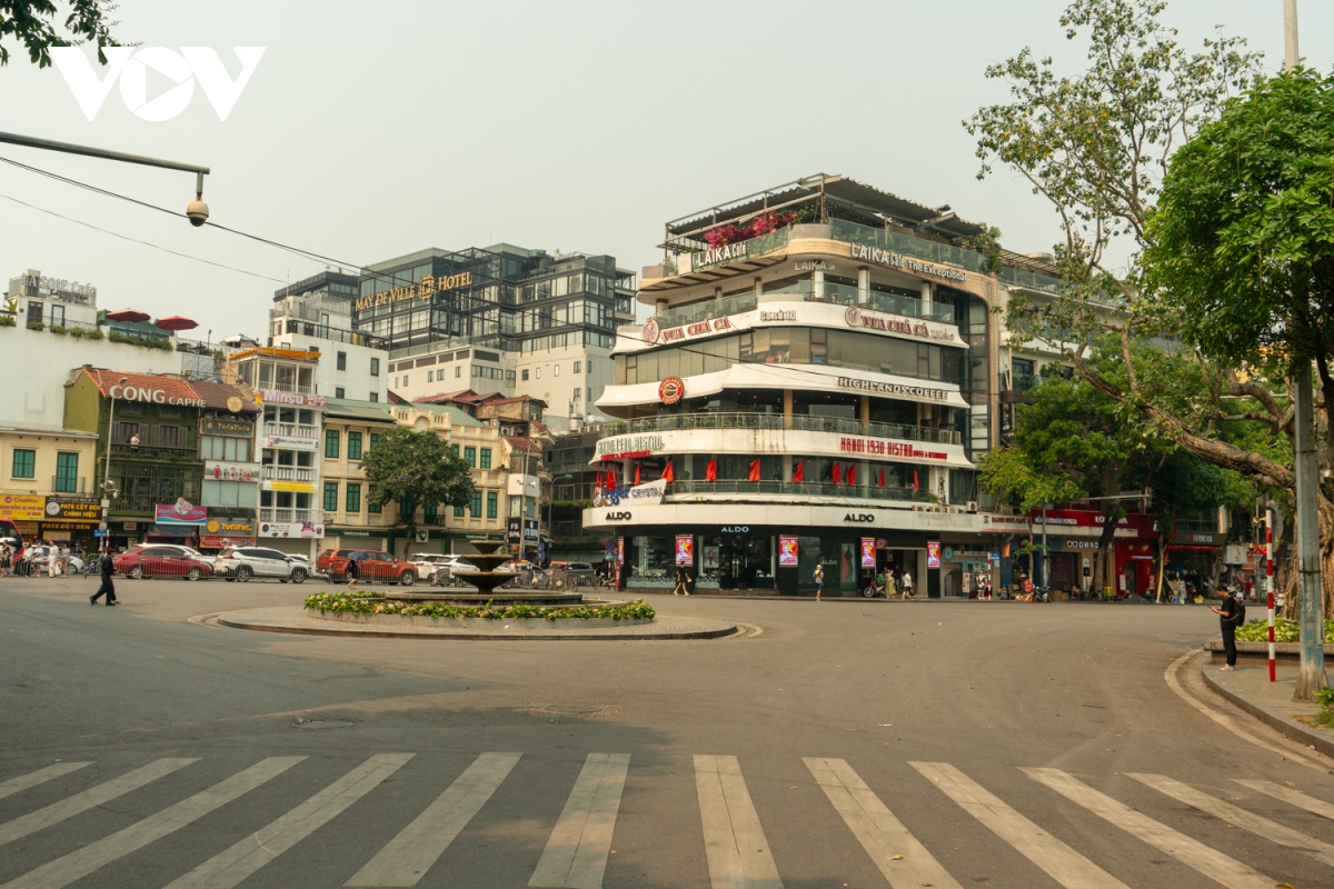 nang nong, pho di bo vang hoe, nguoi ha noi do xo den trung tam thuong mai hinh anh 10