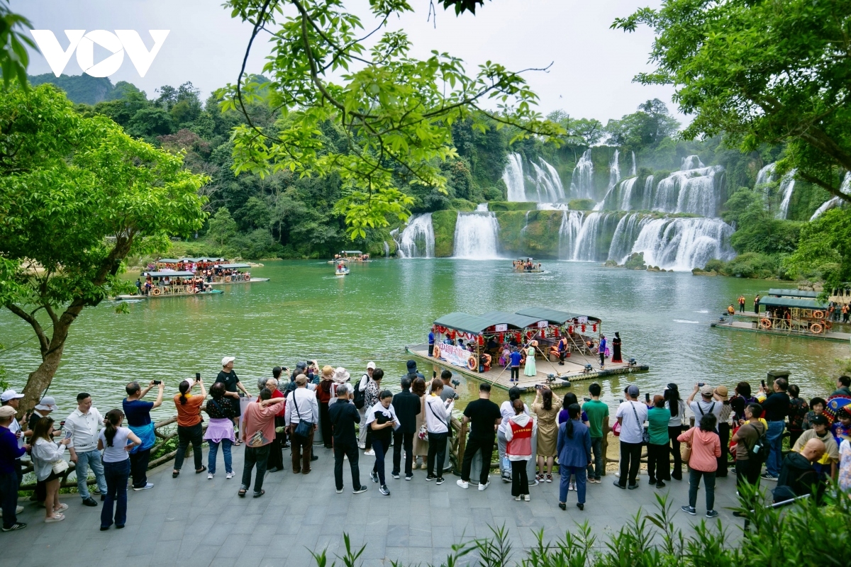 Ban Gioc-Detian waterfall tours on Vietnam-China border attract tourists