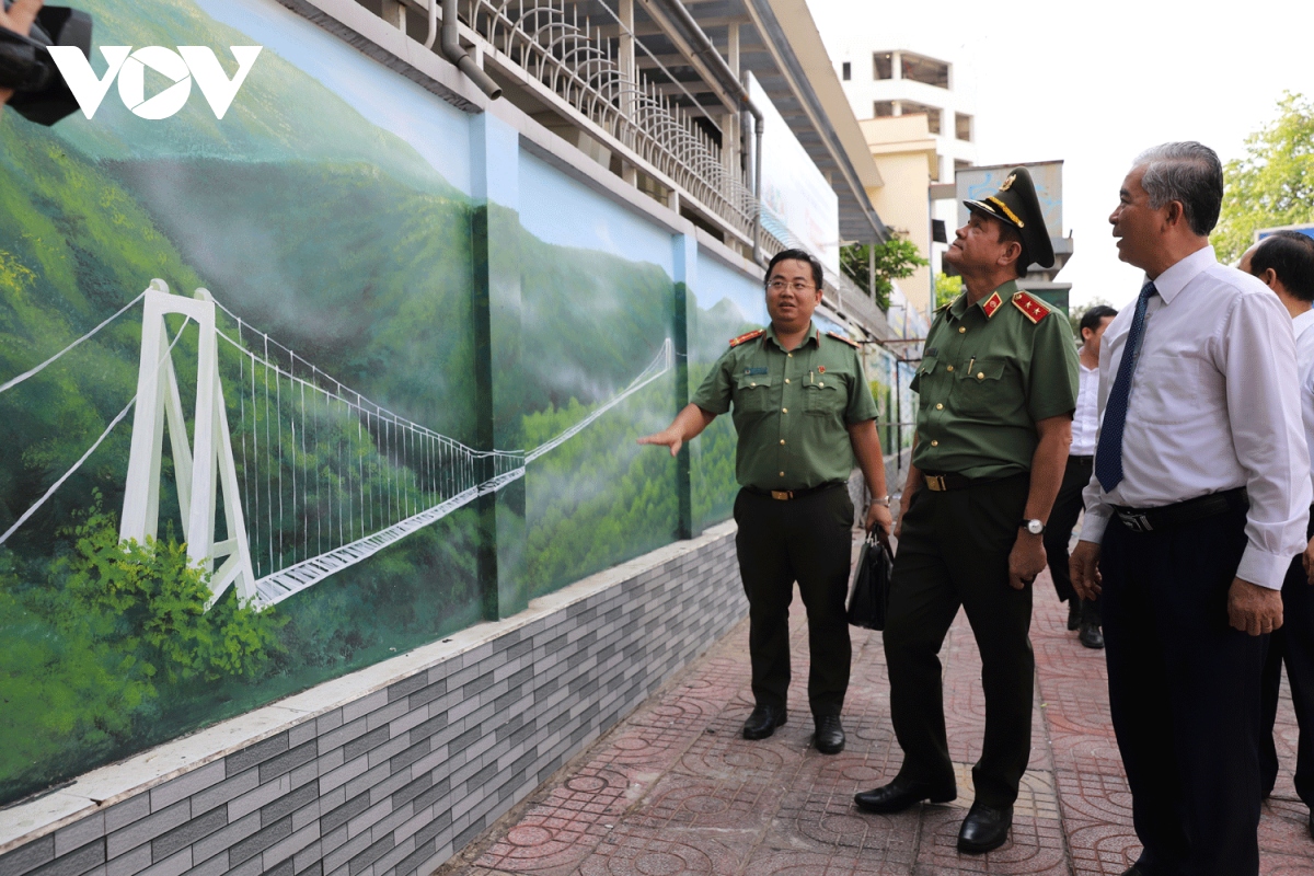 Công an TP.HCM cải tạo trang trí tường bao, đẩy lùi nạn quảng cáo “bẩn”