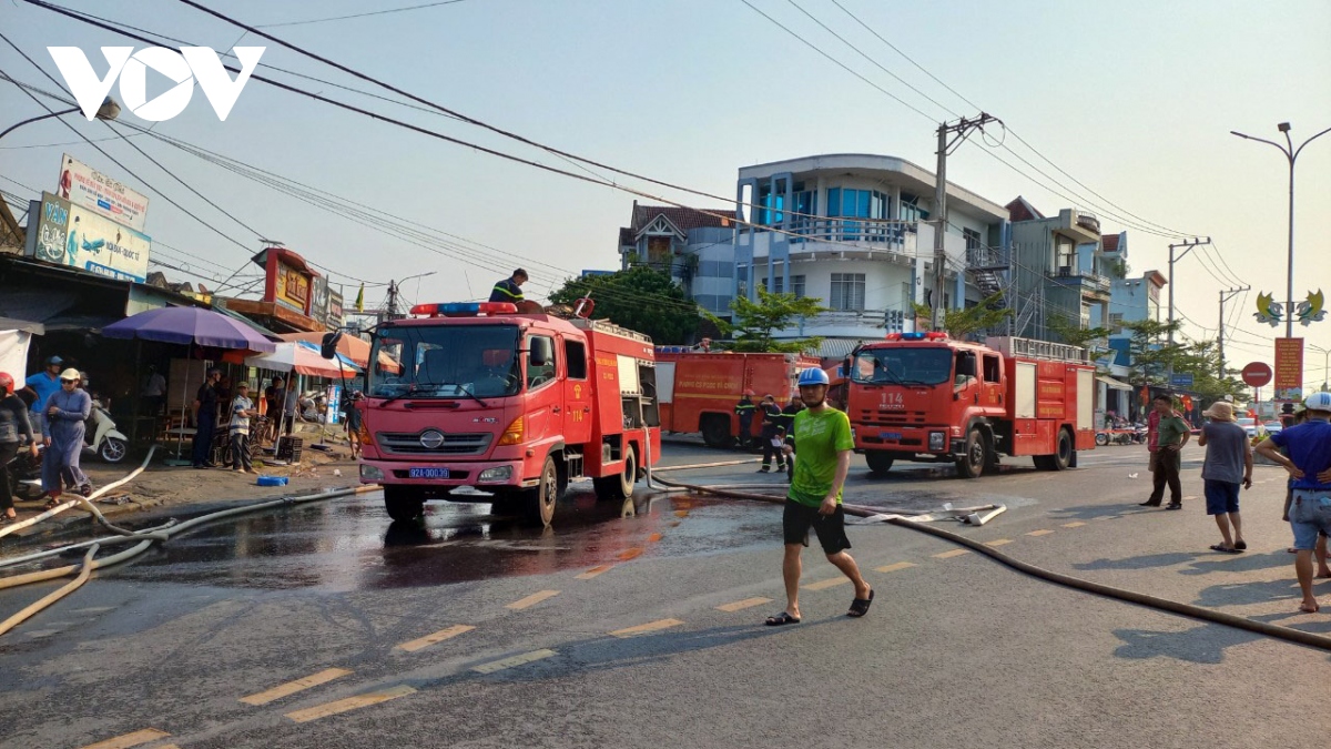 Cháy lớn ở một cửa hàng điện tử tại Quảng Nam