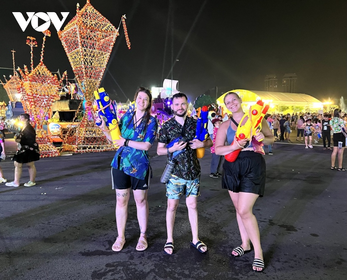 tung bung khong khi tet songkran tai thai lan hinh anh 10