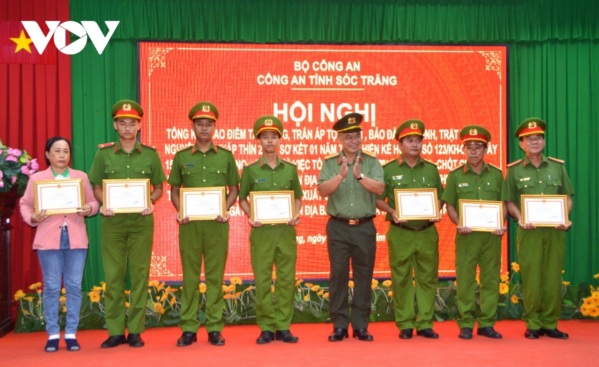 khen thuong cac tap the, ca nhan giai cuu con tin bi ke ngao da khong che hinh anh 2