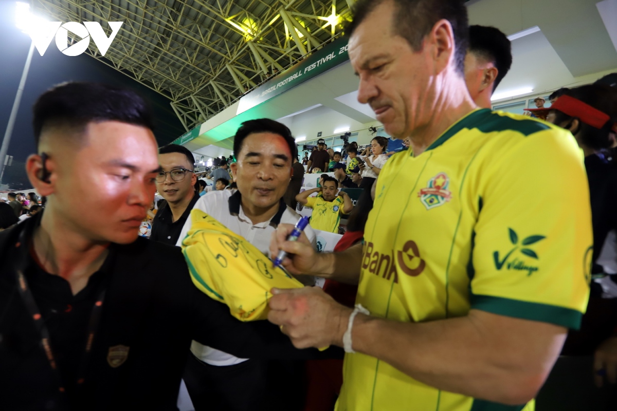 khoảnh khắc đẹp trận cầu giữa ngôi sao bóng đá việt nam và brazil trên svĐ hòa xuân hình ảnh 11 khoanh khac dep tran cau giua ngoi sao bong da viet nam va brazil tren svD hoa xuan hinh anh 11