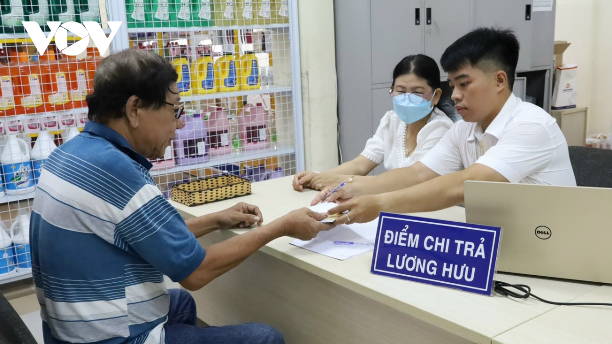 Khuyến khích hưởng lương hưu, trợ cấp BHXH qua phương thức không dùng tiền mặt