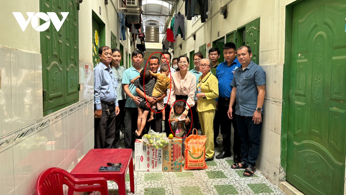 vu cha danh con trong long sat o binh duong hai anh em da duoc di hoc mien phi hinh anh 3