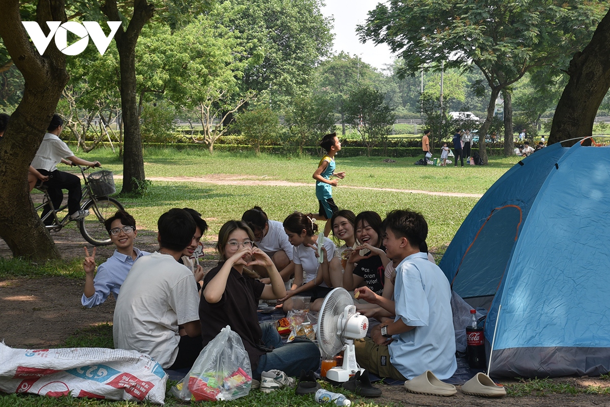 nang nong ky nghi le, nguoi dan do ra cong vien yen so vui choi tron nong hinh anh 11