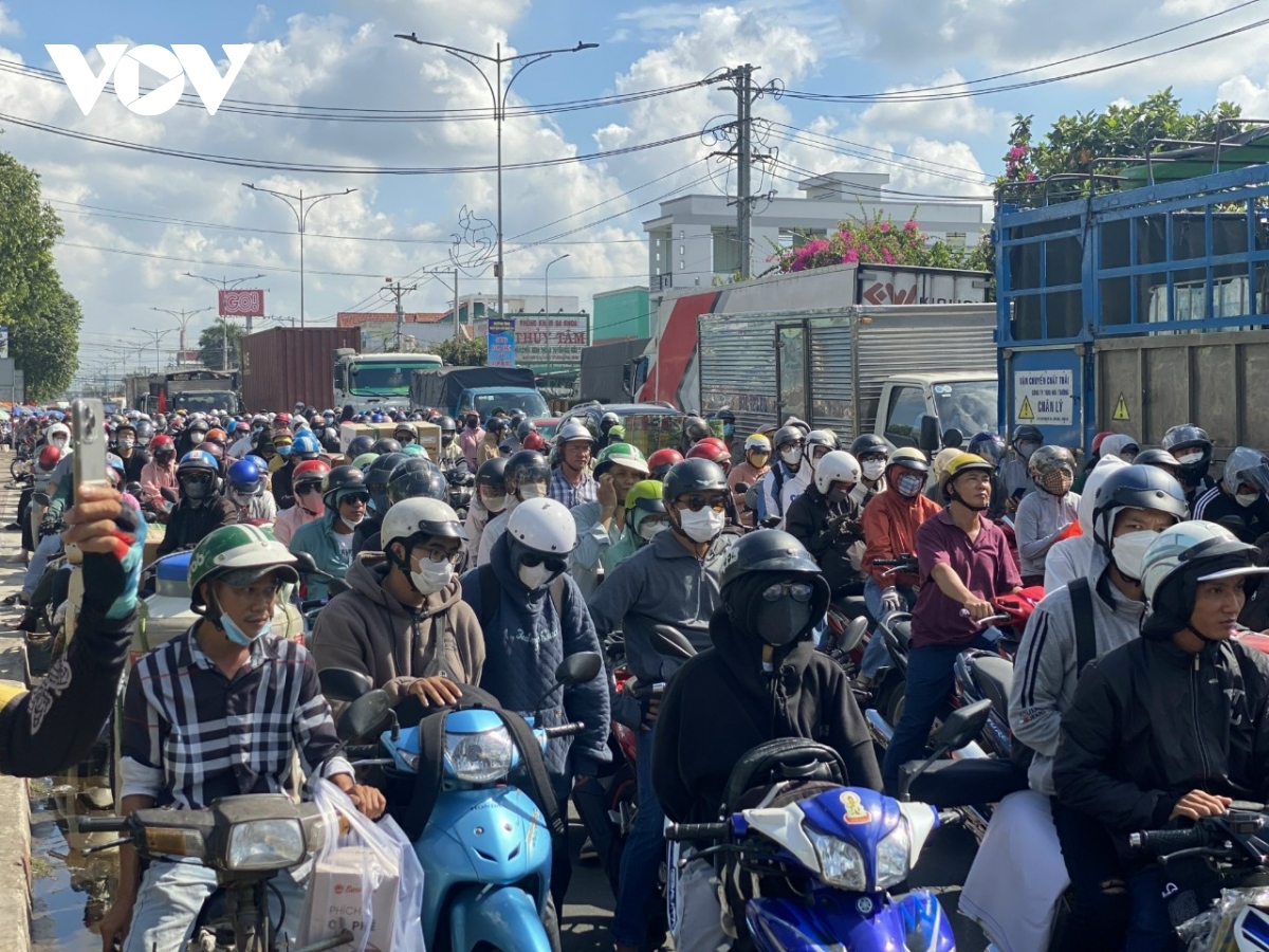 Un tac giao thong, tram thu phi bot cau rach mieu phai nhieu lan xa tram hinh anh 2