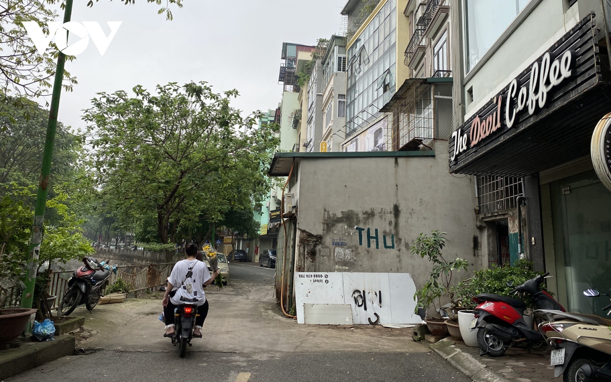 nhung ngoi nha ky di, chiem het via he, long duong o ha noi hinh anh 7