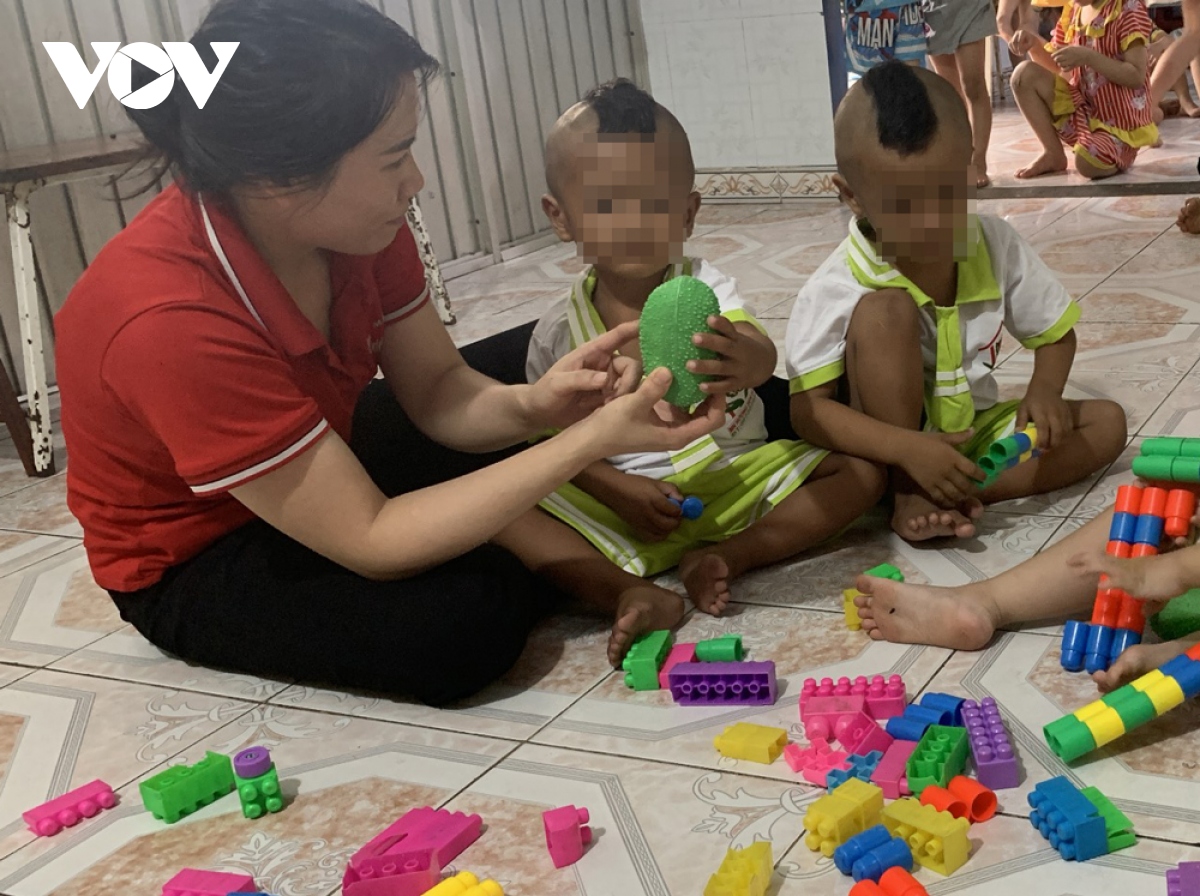 vu cha danh con trong long sat o binh duong hai anh em da duoc di hoc mien phi hinh anh 2