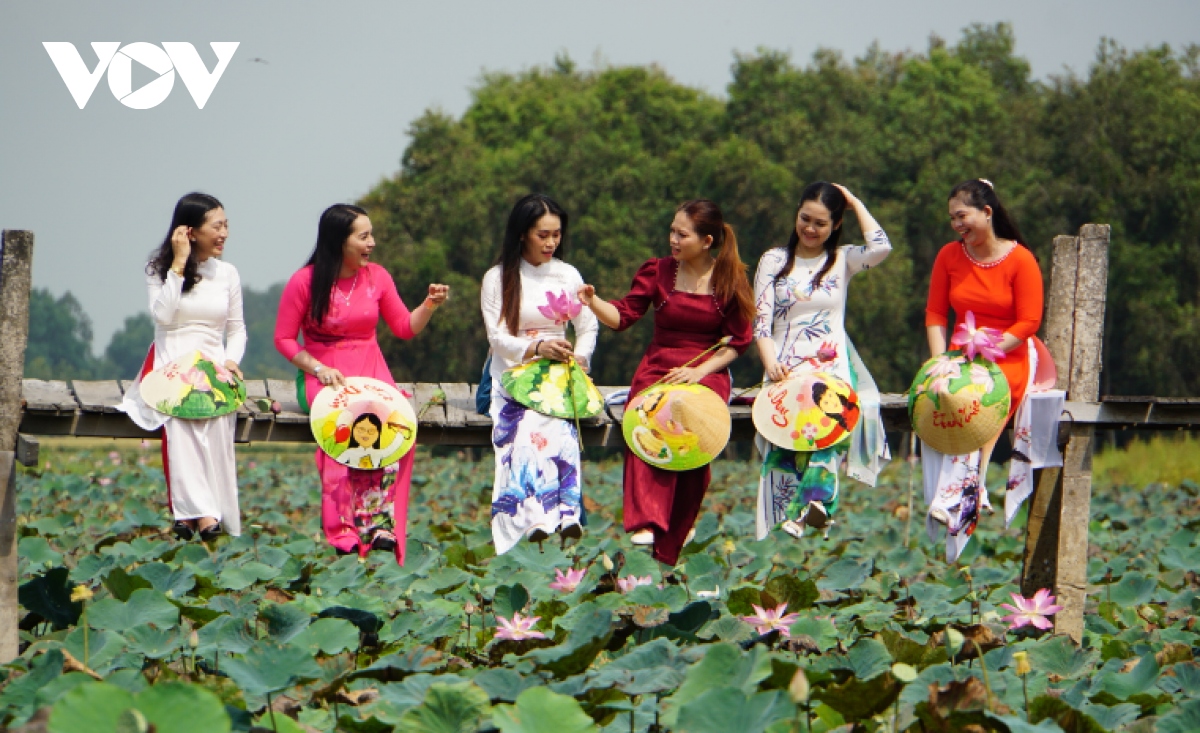 khoang 5.500 phu nu tham gia dieu hanh ao dai tai le hoi sen Dong thap hinh anh 1