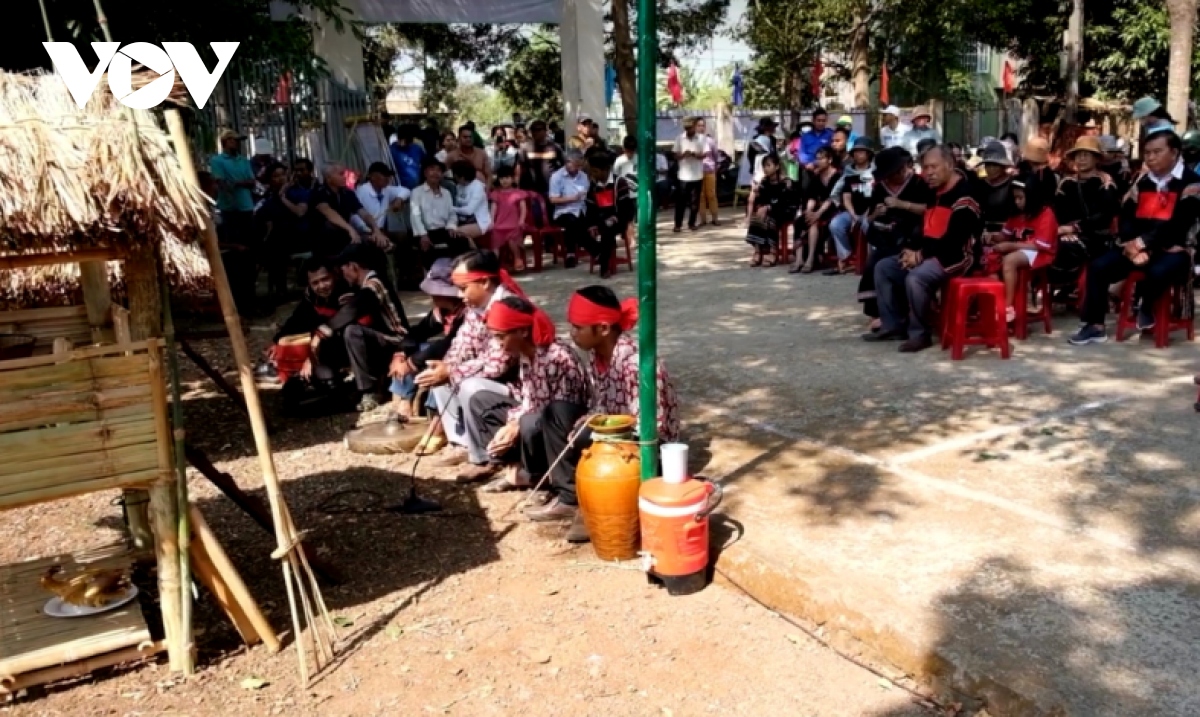 le cung cau mua cua nguoi E De o thanh pho buon ma thuot, Dak lak hinh anh 1