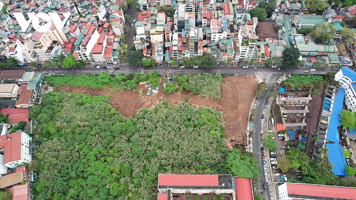 Hà Nội dỡ rào khu đất "vàng" cỏ mọc cao hơn đầu người để xây vườn hoa