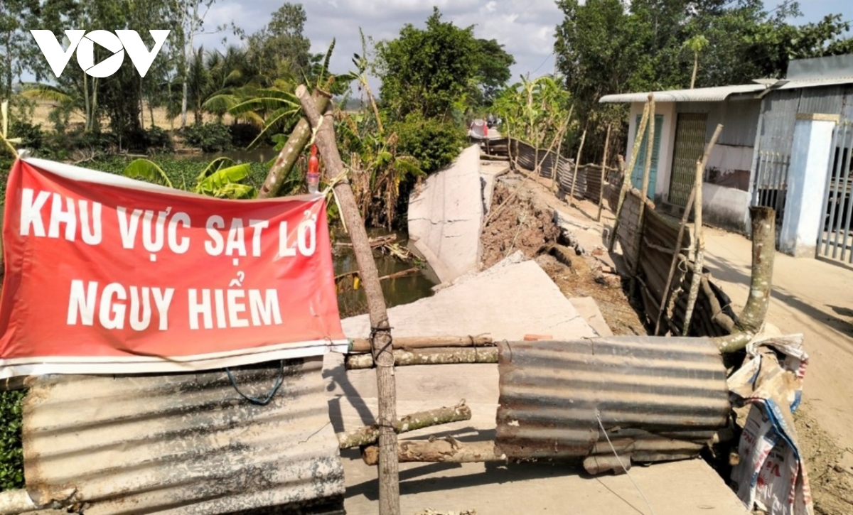 Làm rõ nguyên nhân hơn 30m đường bê tông sụp lún xuống kênh ở Bạc Liêu