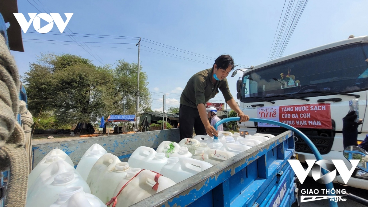 Ấm lòng “hầm” chứa nước giữa mùa hạn