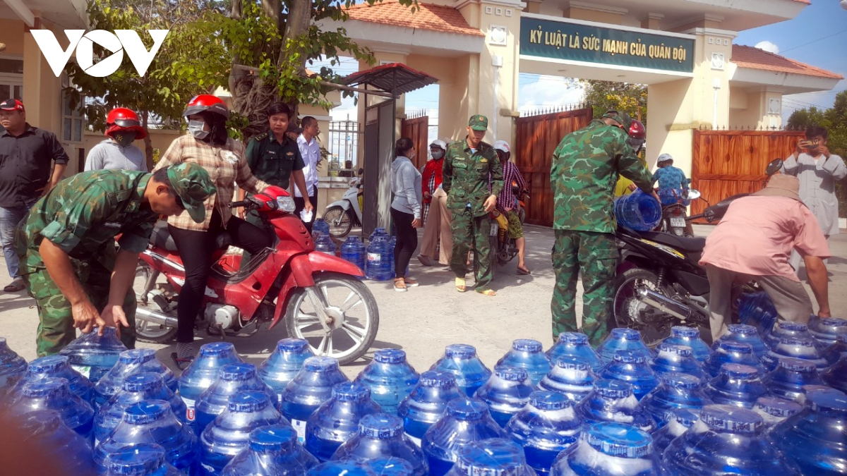 Bộ đội biên phòng Tiền Giang tiếp nhận, vận chuyển nước ngọt phục vụ người dân