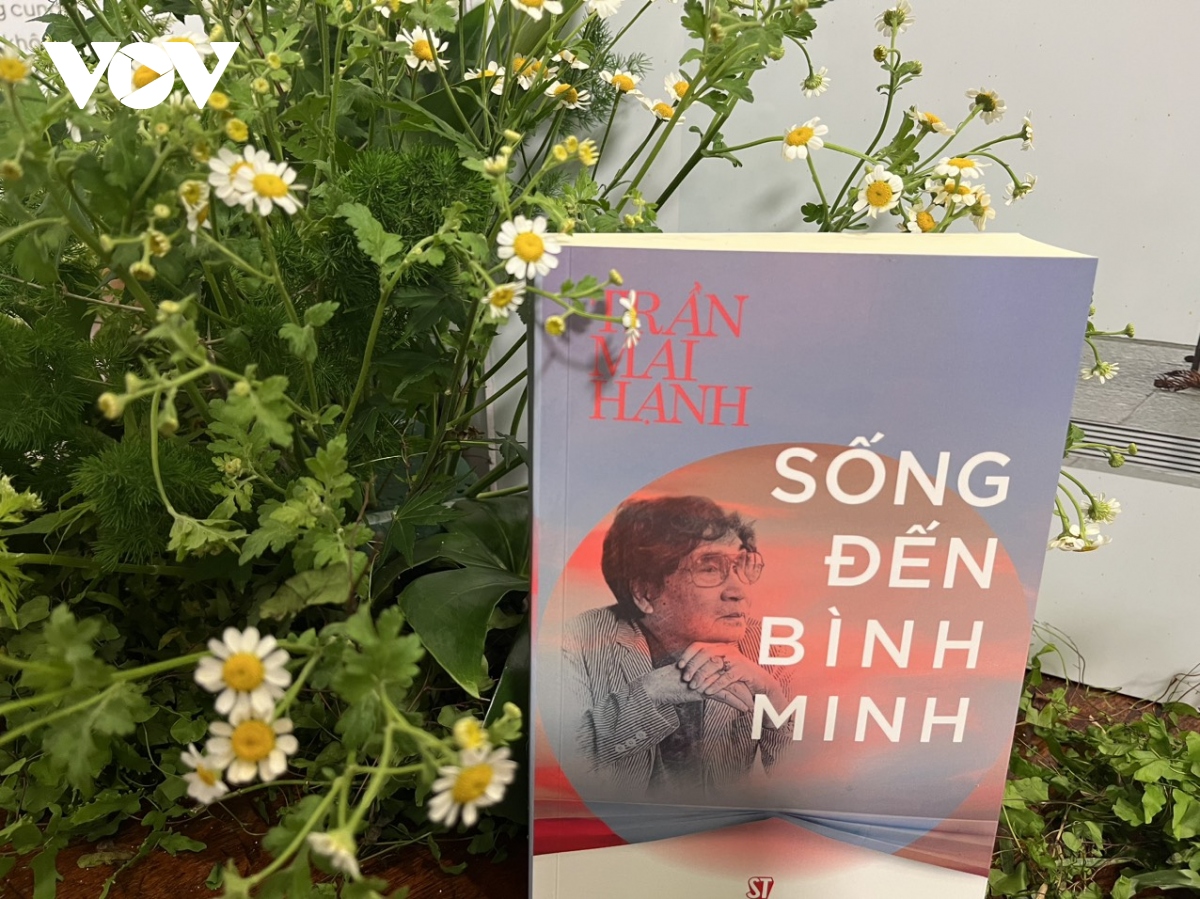  song den binh minh - nhung lat cat ky uc cua nha van, nha bao tran mai hanh hinh anh 1