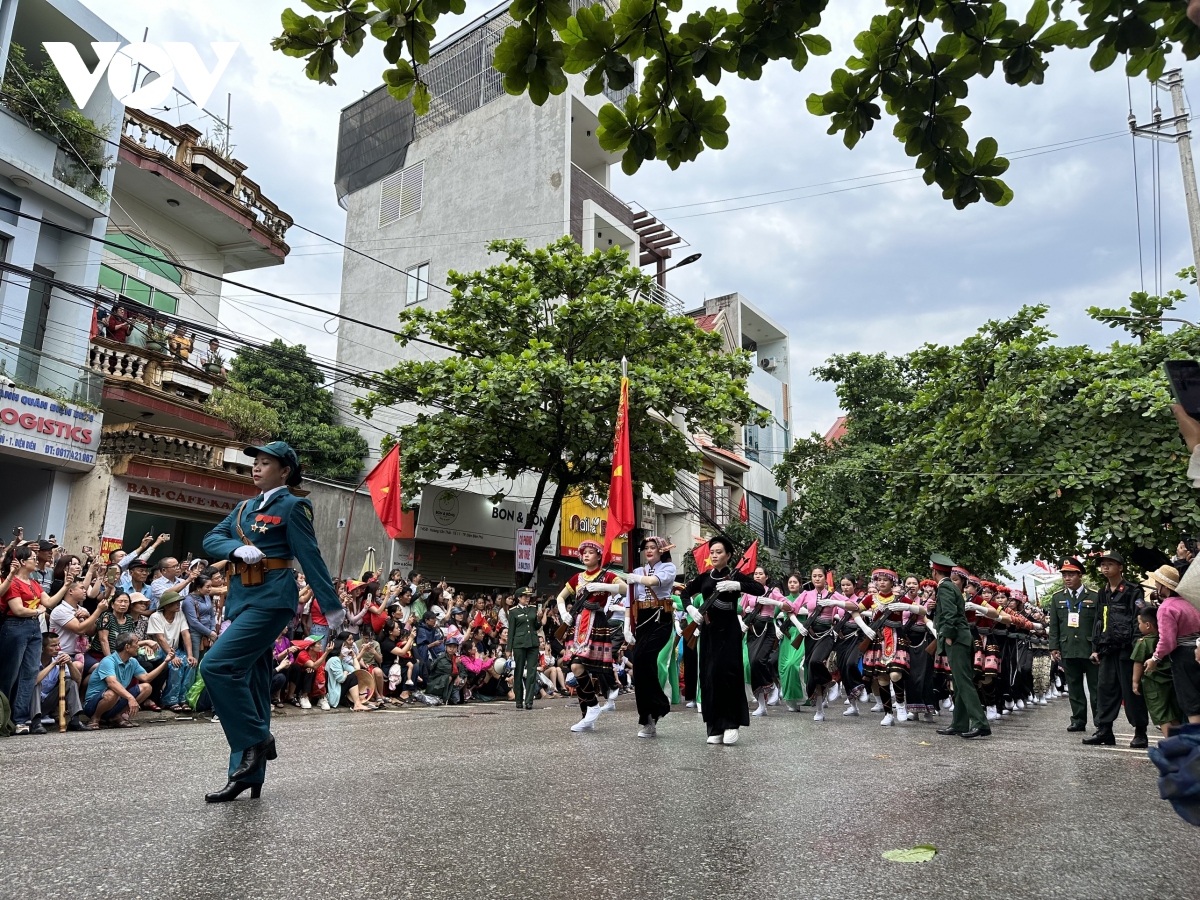 hinh anh cac khoi dieu binh, dieu hanh tren duong pho Dien bien phu hinh anh 21