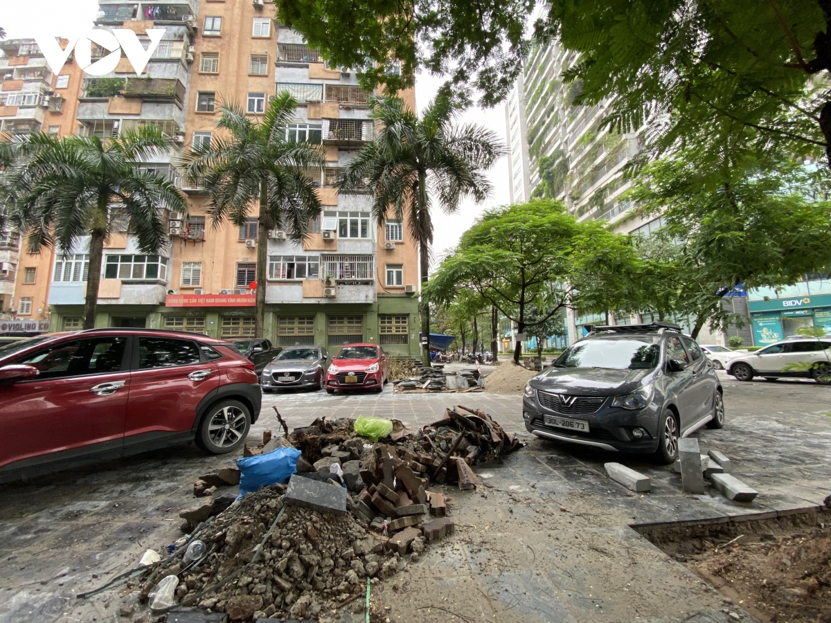 tai dien tinh trang xe o to do bua bai via he, long duong o ha noi hinh anh 12