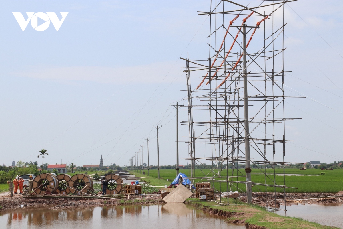 Vượt nắng kéo dây trên công trường đường dây 500kV mạch 3