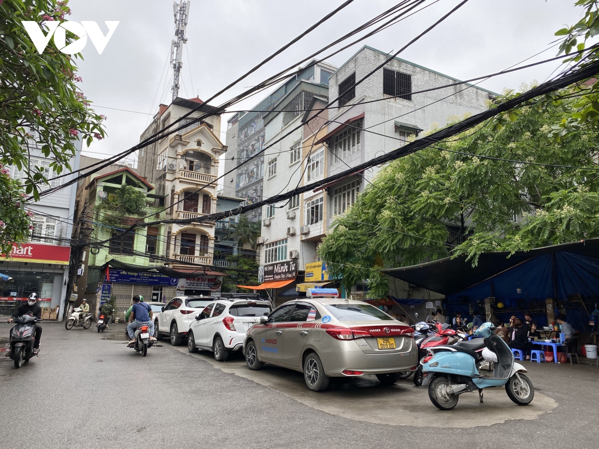 tai dien tinh trang xe o to do bua bai via he, long duong o ha noi hinh anh 17