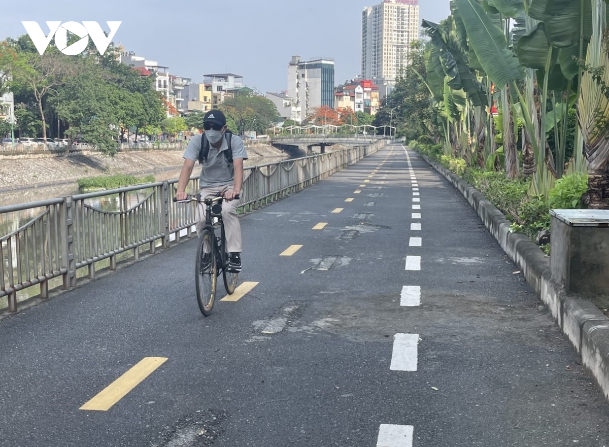 Duong danh rieng cho xe dap o ha noi day rac thai, vang nguoi qua lai hinh anh 15