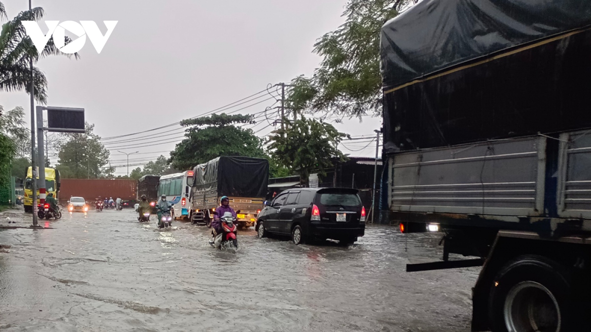 Duong pho binh duong chim trong bien nuoc sau mua lon, nguoi dan bi bom ve nha hinh anh 1