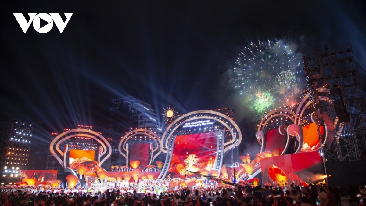 Red Flamboyant Flower Festival kick-starts tourism season in Hai Phong