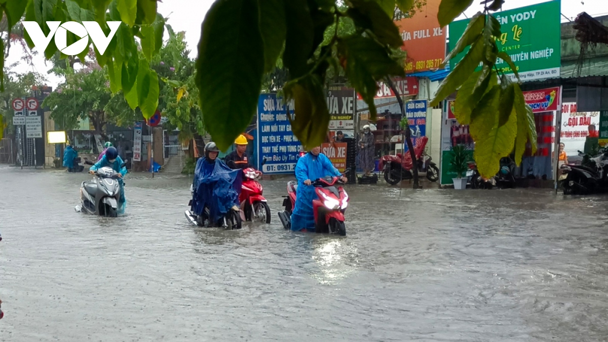 Duong pho binh duong chim trong bien nuoc sau mua lon, nguoi dan bi bom ve nha hinh anh 2