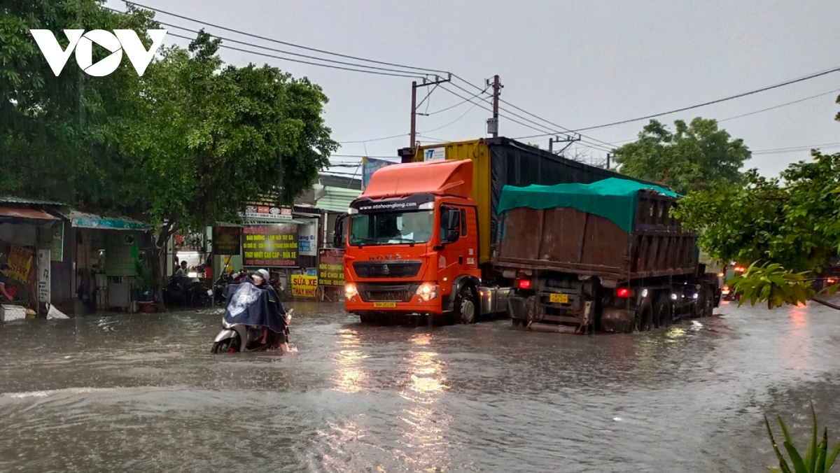 Duong pho binh duong chim trong bien nuoc sau mua lon, nguoi dan bi bom ve nha hinh anh 3