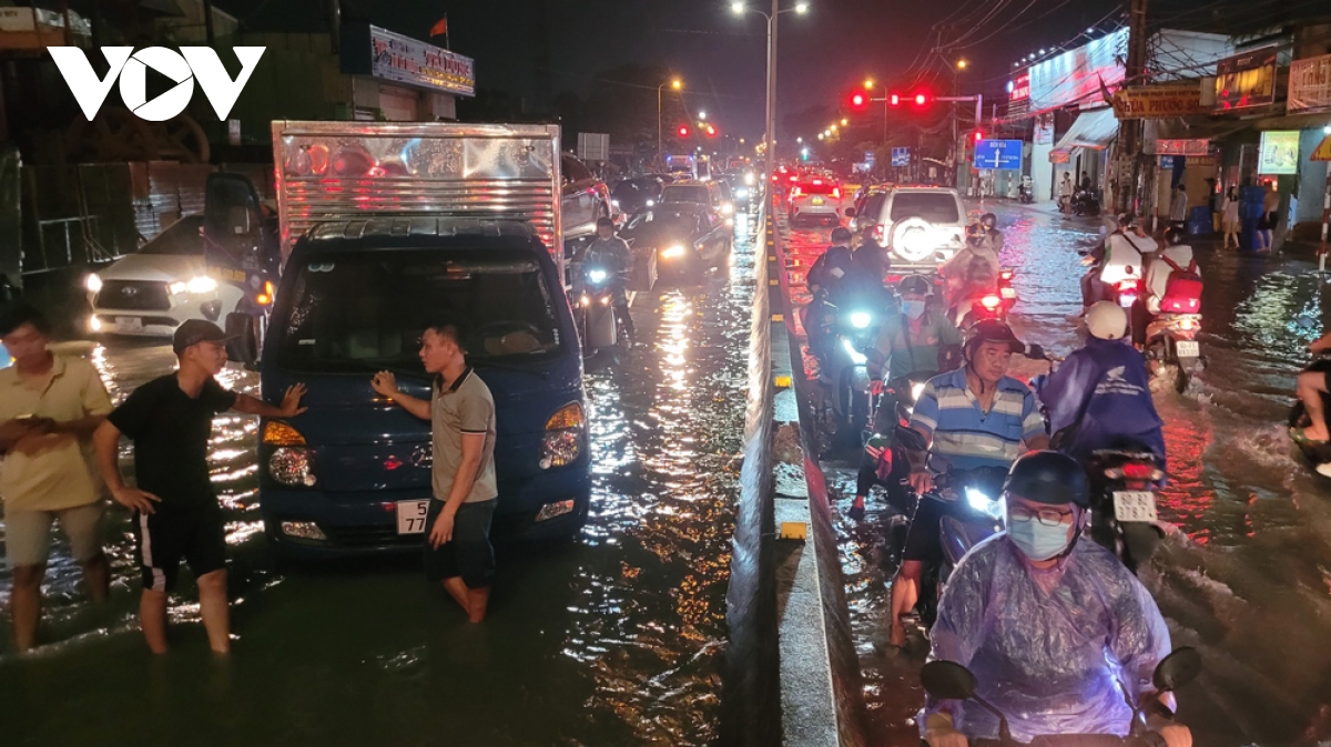 Duong pho binh duong chim trong bien nuoc sau mua lon, nguoi dan bi bom ve nha hinh anh 4