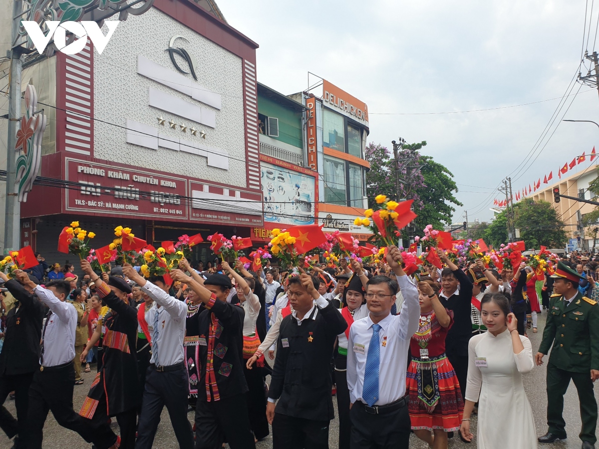 hinh anh cac khoi dieu binh, dieu hanh tren duong pho Dien bien phu hinh anh 15