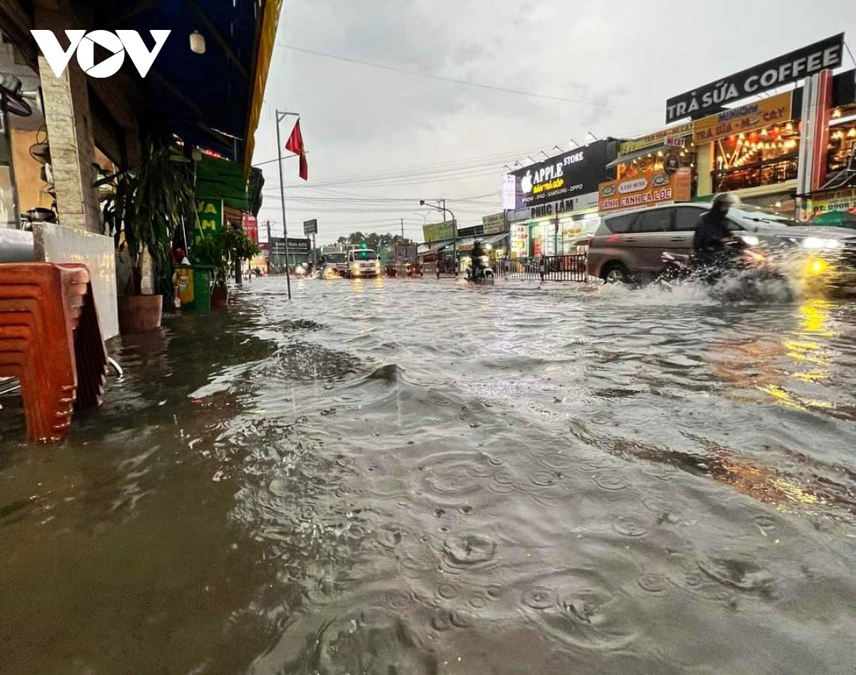 Duong pho binh duong chim trong bien nuoc sau mua lon, nguoi dan bi bom ve nha hinh anh 5