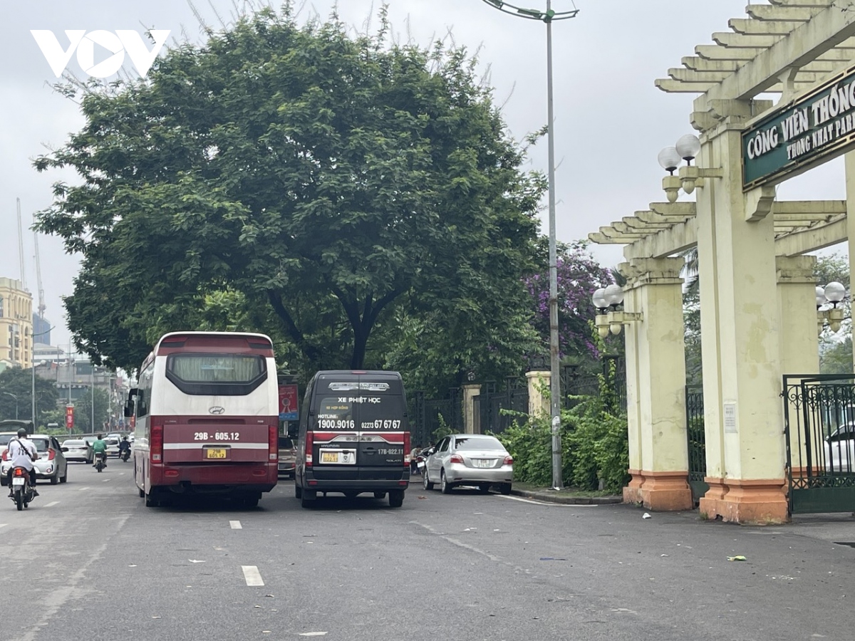 tai dien tinh trang xe o to do bua bai via he, long duong o ha noi hinh anh 6