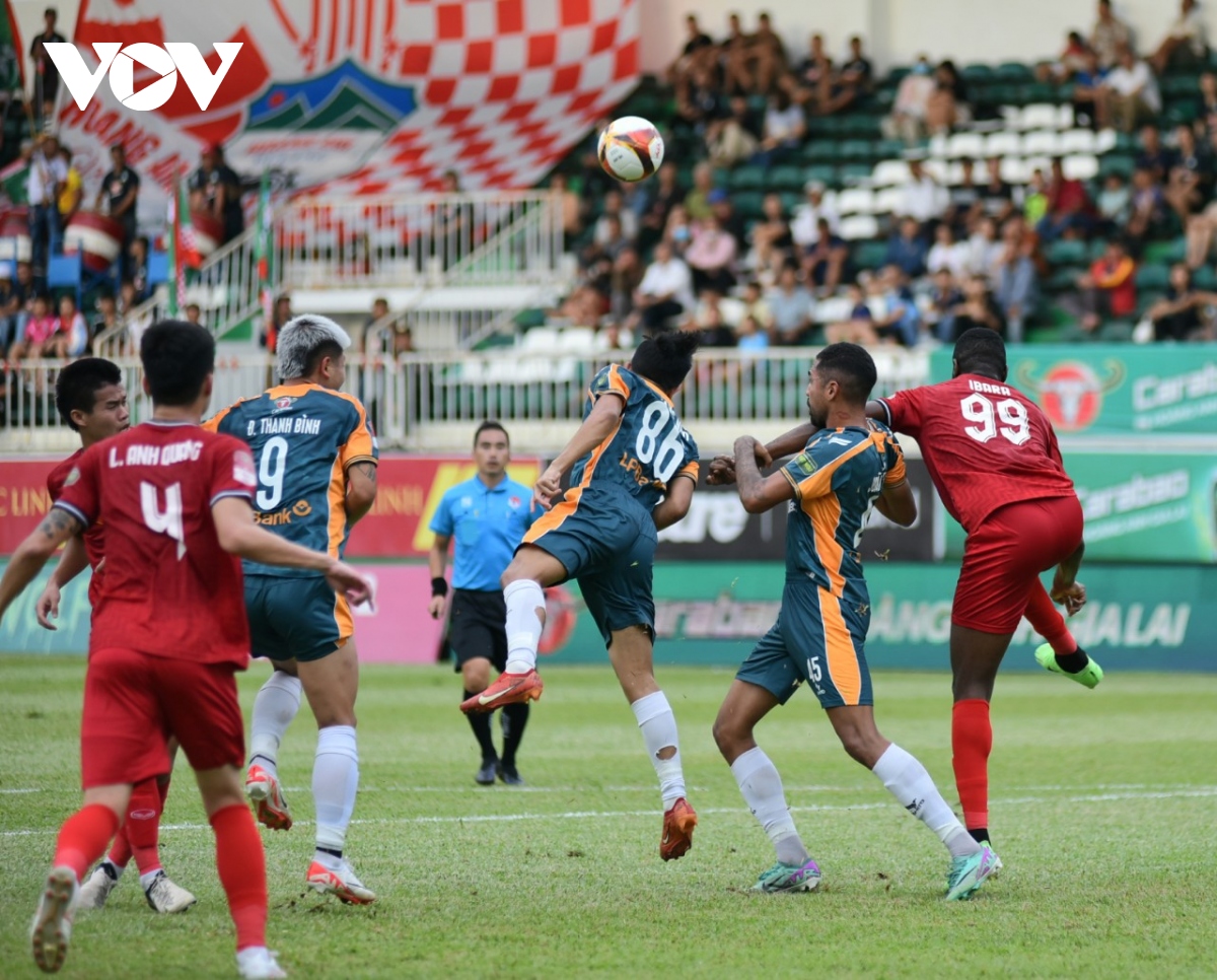 ket qua v-league hagl thang nguoc ha tinh, binh duong that bai gay tranh cai hinh anh 9