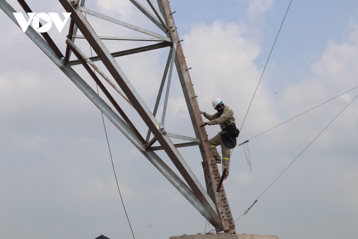 vuot nang keo day tren cong truong duong day 500kv mach 3 hinh anh 3