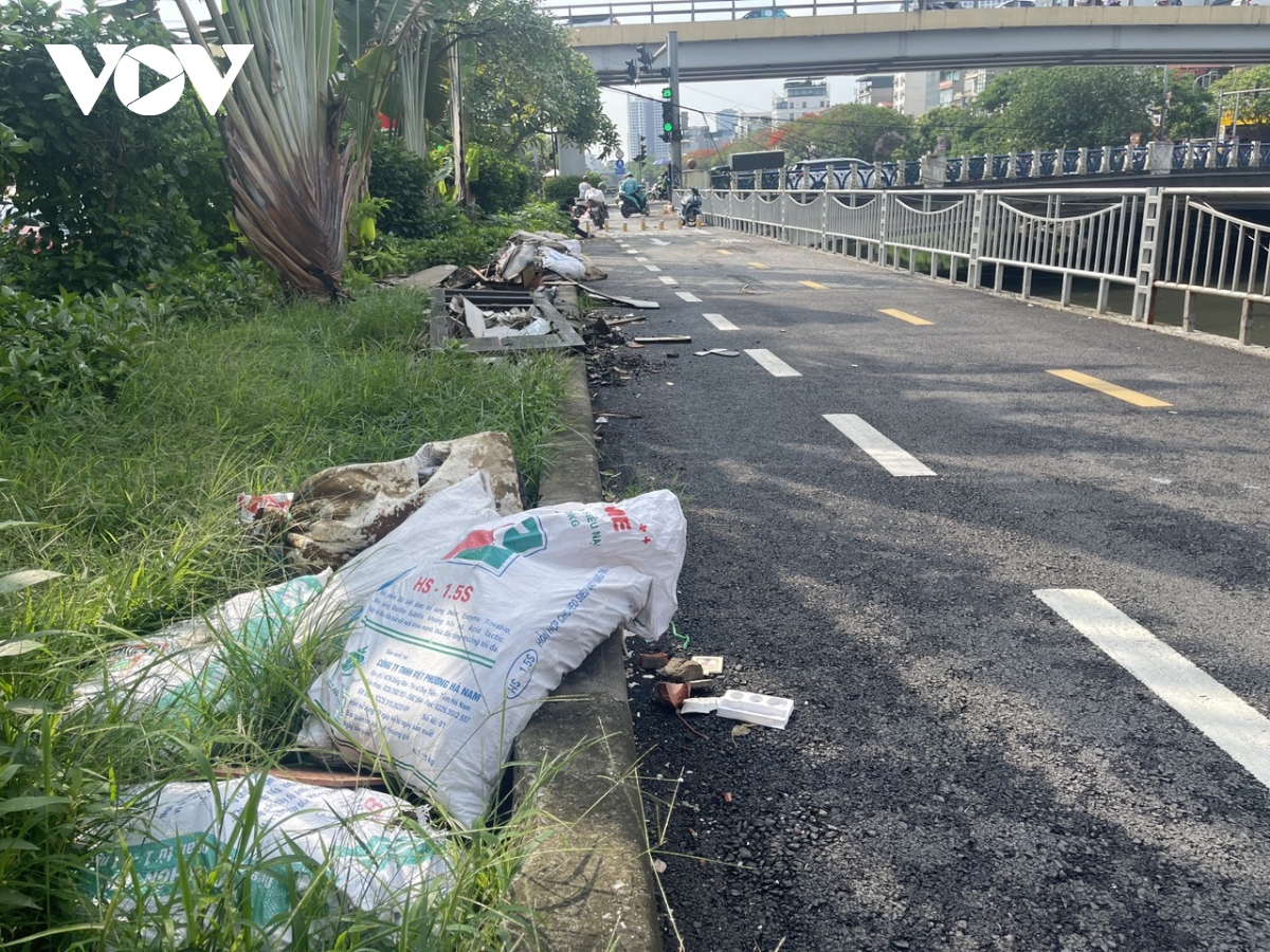 Duong danh rieng cho xe dap o ha noi day rac thai, vang nguoi qua lai hinh anh 9