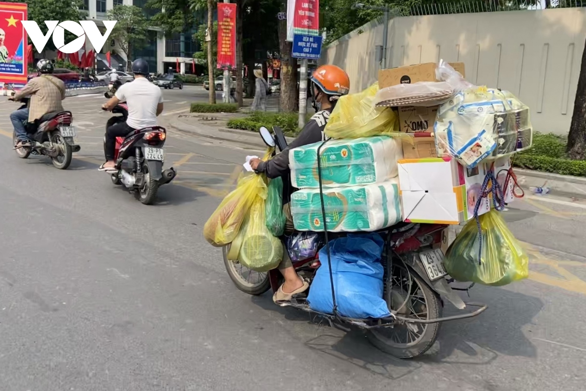 An hoa tu nhung chiec xe do cho hang cong kenh, qua kho tren duong pho ha noi hinh anh 12