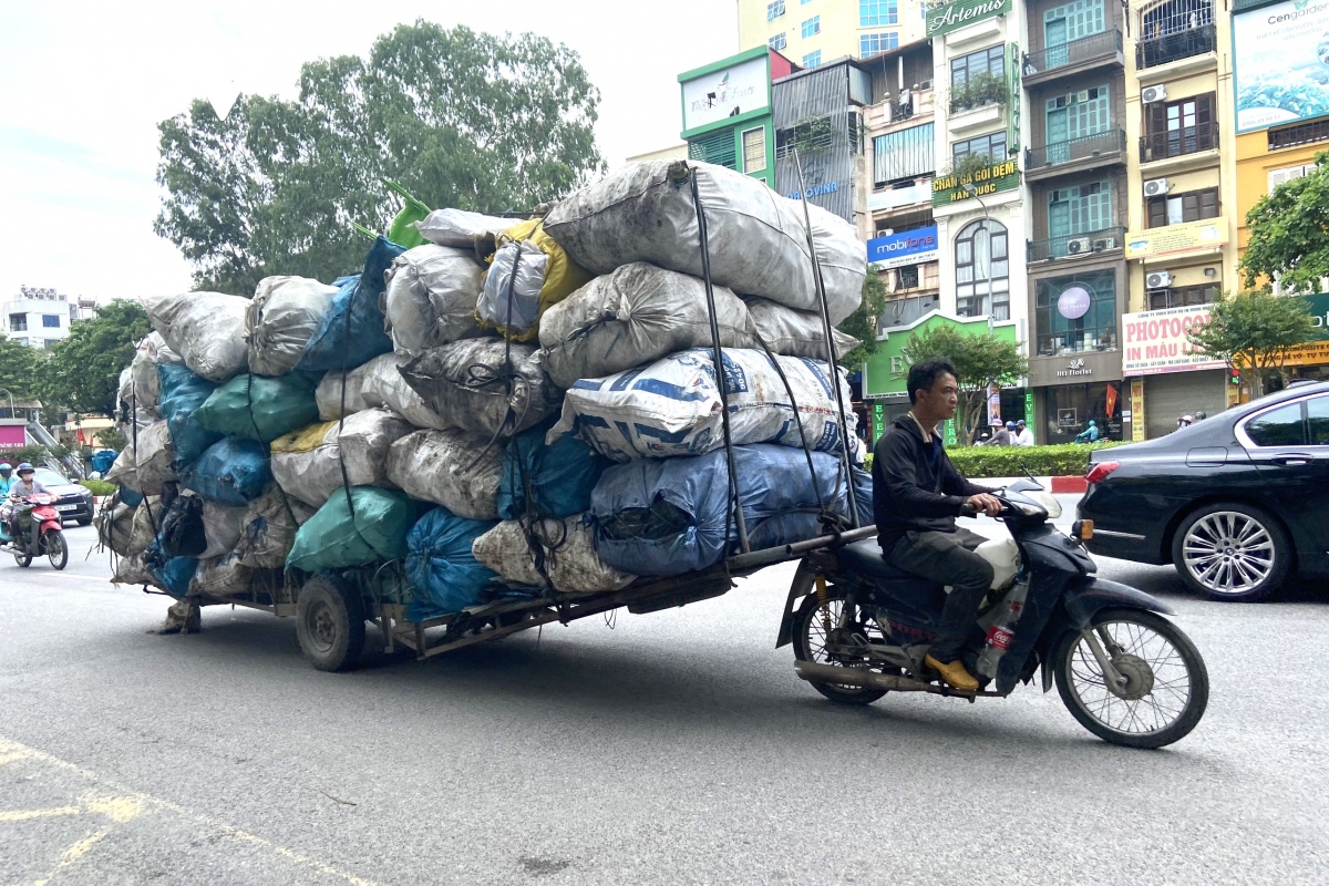 An hoa tu nhung chiec xe do cho hang cong kenh, qua kho tren duong pho ha noi hinh anh 1